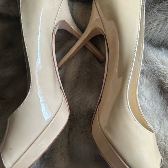 Jimmy Choo patent leather peep to beige pumps size 8.5, excellent condition . - Picture 3 of 4